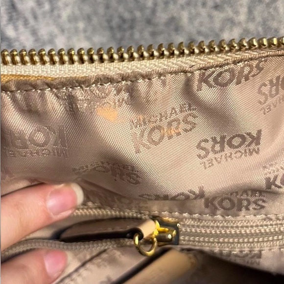 Michael Kors monogram bag with gold hardware. Bought in store - Picture 5 of 8